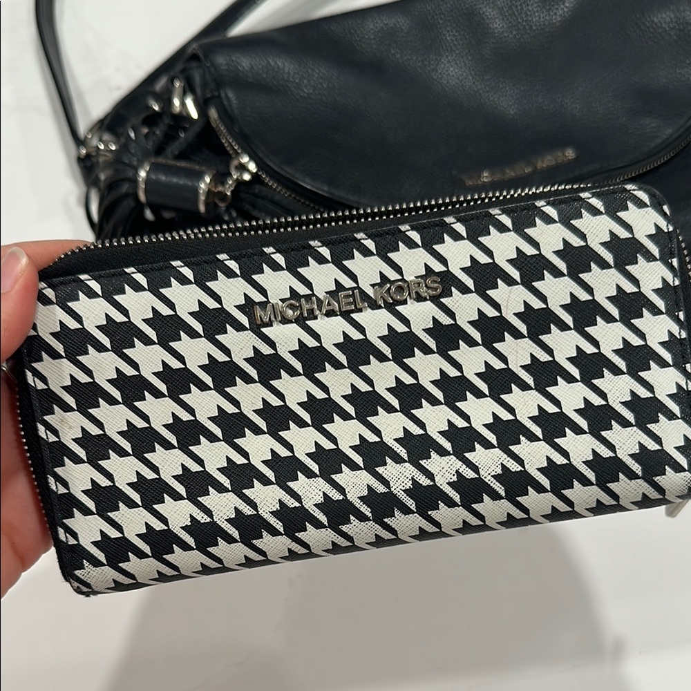 Michael Kors Black Shoulder Purse with Black and White Wallet - Picture 4 of 9